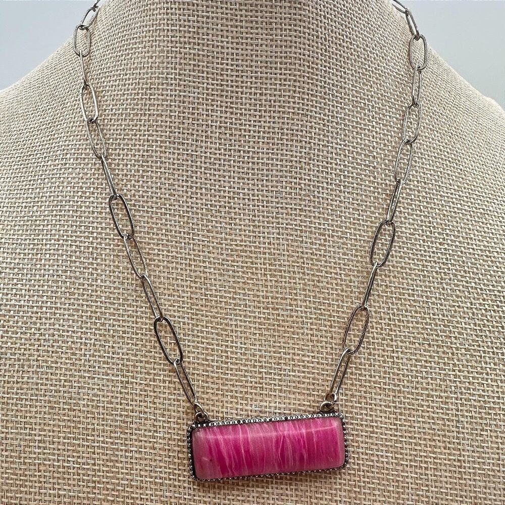 Vintage Y2K Silver Tone Hot Pink Rectangle Bar Pendant Paperclip Chain Jewelry